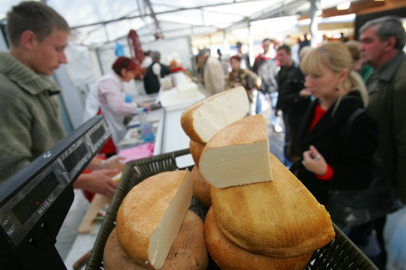 Hipermarketurile acuza producatorii traditionali ca mint consumatorii