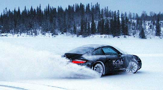 Distractia numarul 1 la munte: derapajele controlate cu masina pe zapada