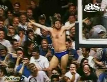 S-a dezbracat si a dansat ca nebunul!