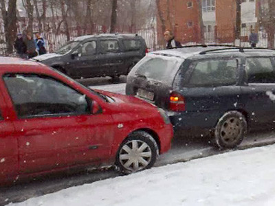 Biliard pe gheata, cu masini in loc de bile!