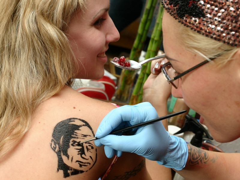 Tinerii rusi se tatueaza pe capete cu chipul lui Vladimir Putin!