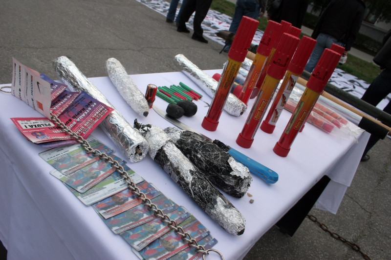 Politistii din Bucuresti au facut razie in depozitele ilegale de artificii