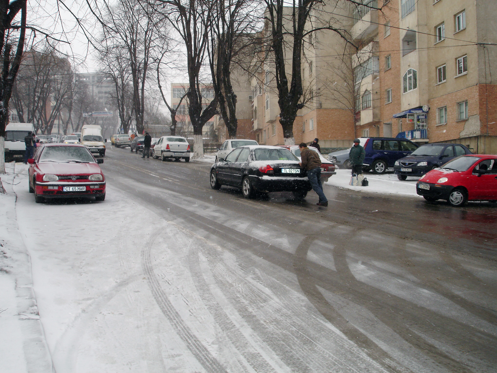 Rasturnare spectaculoasa in Capitala din cauza poleiului