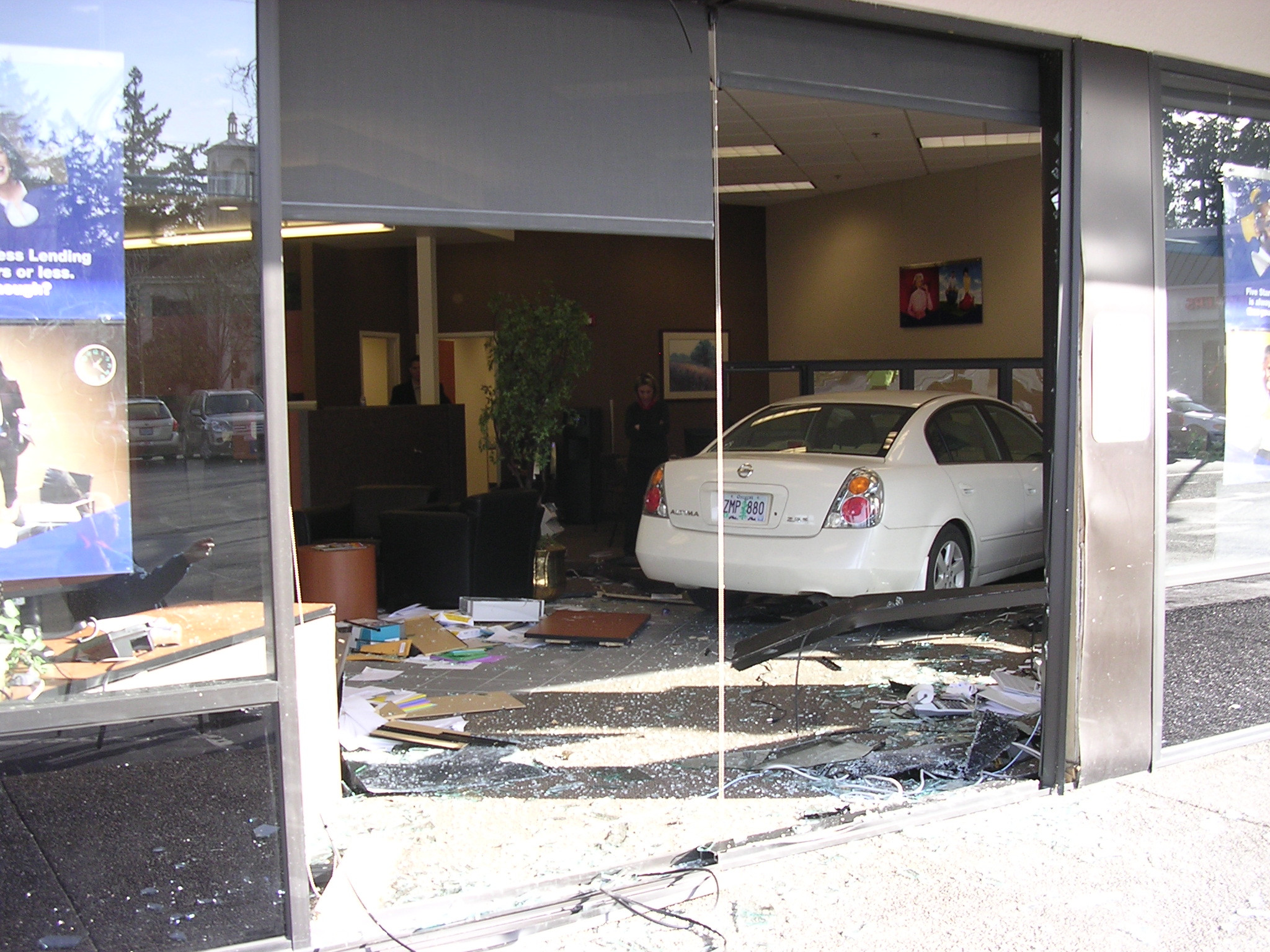 Accident rutier neobisnuit in SUA: o masina a intrat in cladirea unei banci