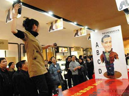 Chinezii s-au pus cu pantofii pe Bush!