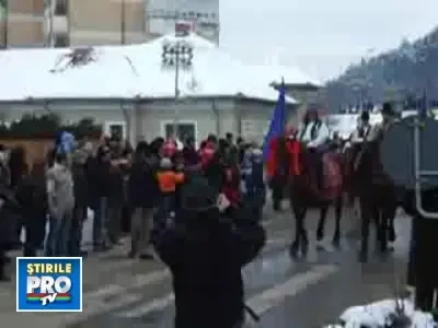 Au plimbat ursul prin Comanesti! Traditii bacauane de sarbatori