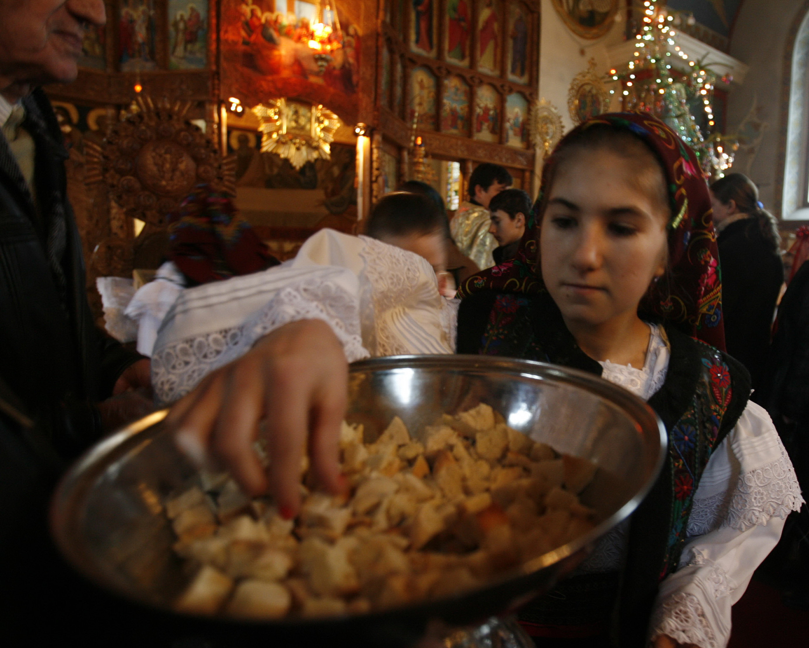 De Revelion, turistii straini au petrecut romaneste in Maramures!