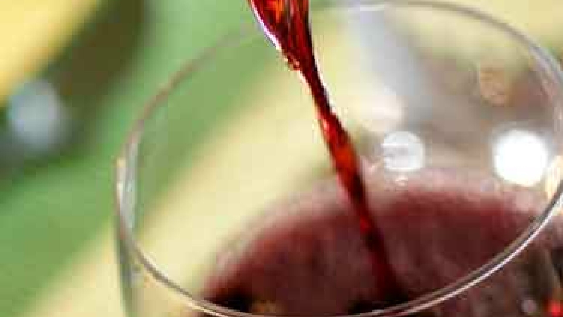 A vrut sa bea vin intr-un bar. Cand a vazut ce se afla in pahar a sunat de urgenta la politie