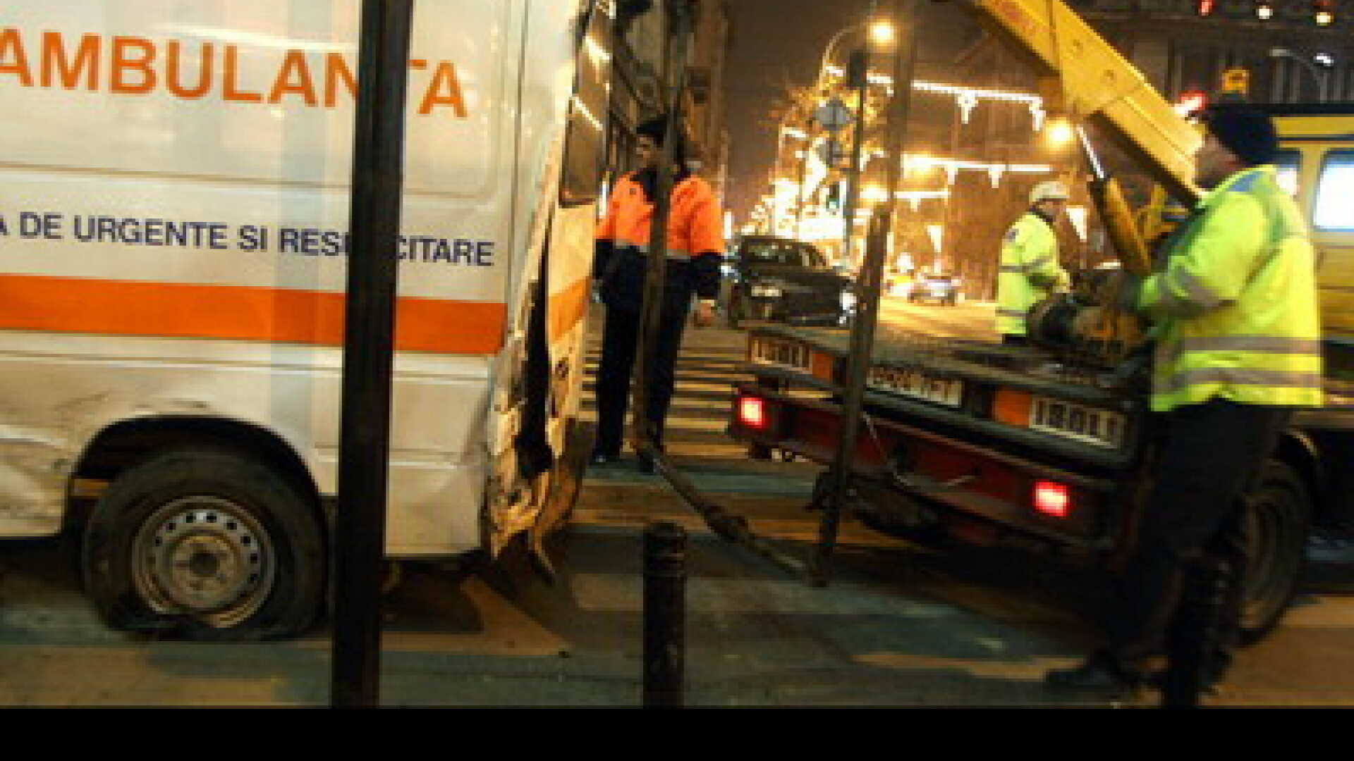 Si-a infipt masina de lux intr-o ambulanta!