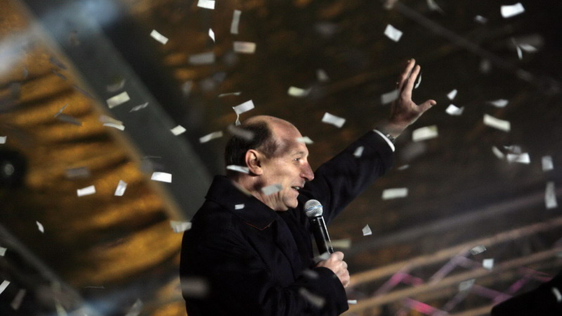 Basescu si Oprescu au bagat Romania de doua ori in 2009