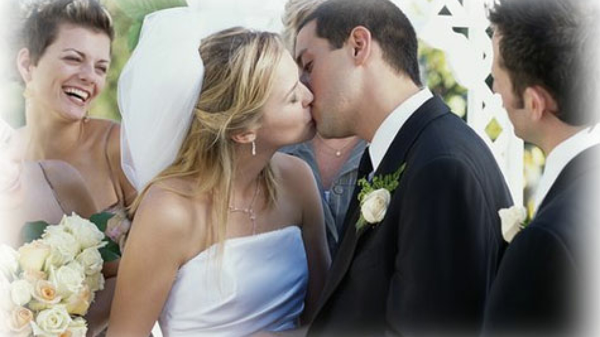 Romanii s-au inghesuit sa se casatoreasca de Revelion, sub Poarta Sarutului