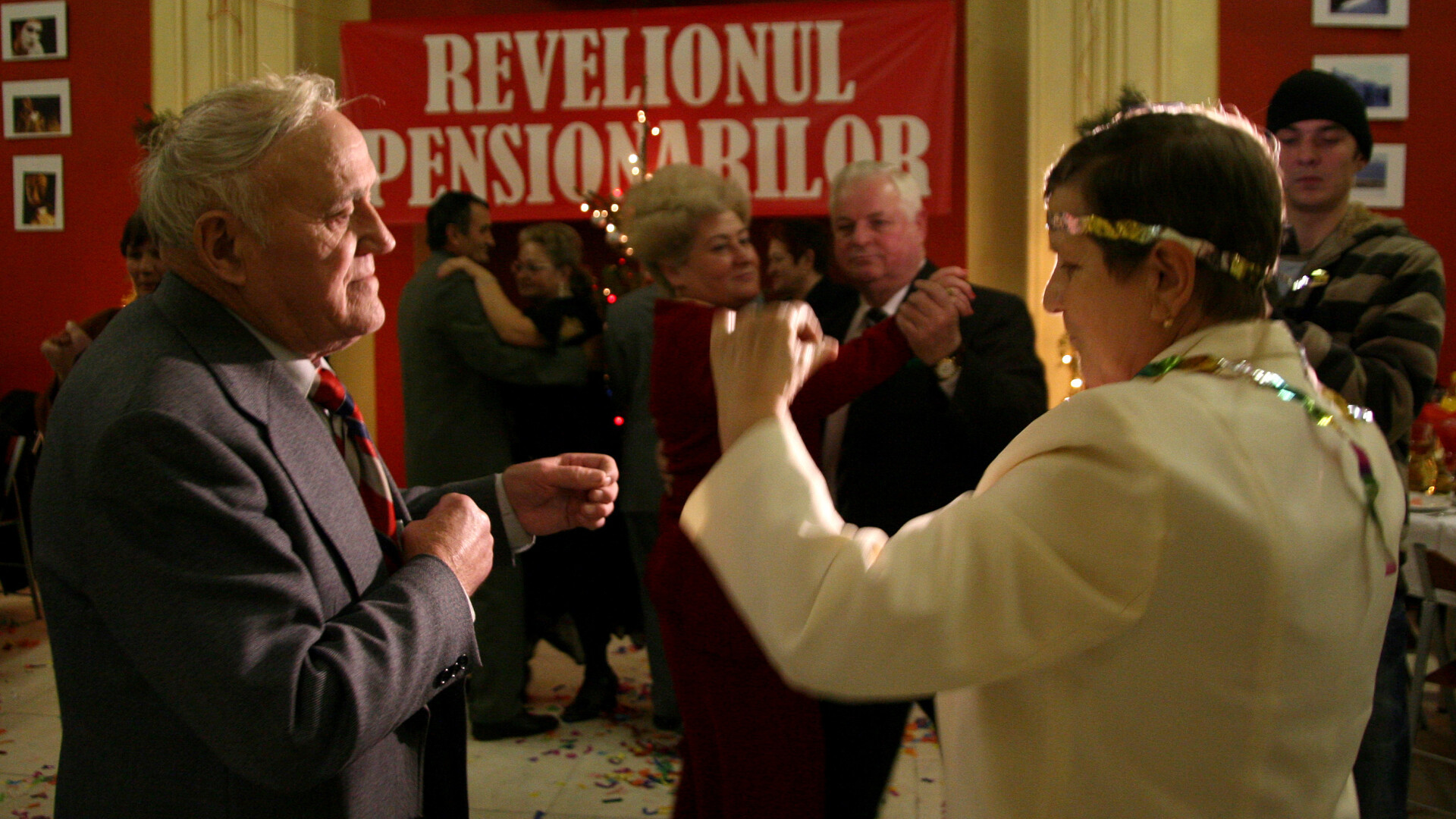 Uite cum se distreaza pensionarii din Iasi!