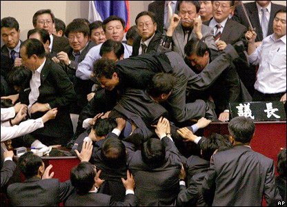 S-au luat la bataie in Parlament! Nu la noi, la coreeni!