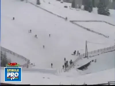 Sute de turisti isi risca vietile pe o partie in stare mizera