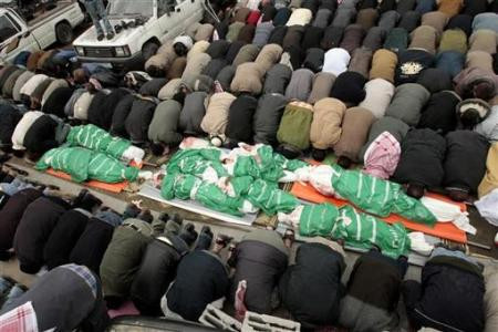 Cadavrele copiilor unui lider Hamas, purtate in procesiune pe strazi