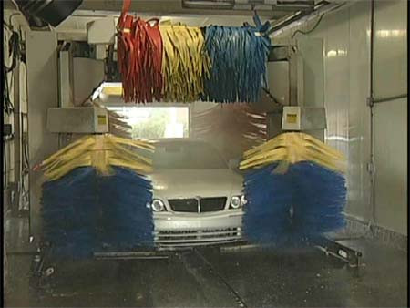 A urcat beata la volan si a parcat masina direct intr-o spalatorie