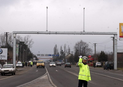 Opt copii, transportati la spital dupa ce microbuzul in care se aflau s-a rasturnat pe DN 1