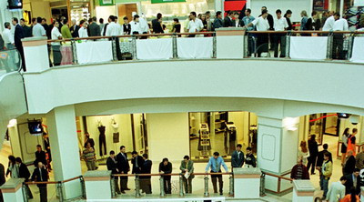 Mall-urile luate cu asalt de romani, in a doua zi de Paste