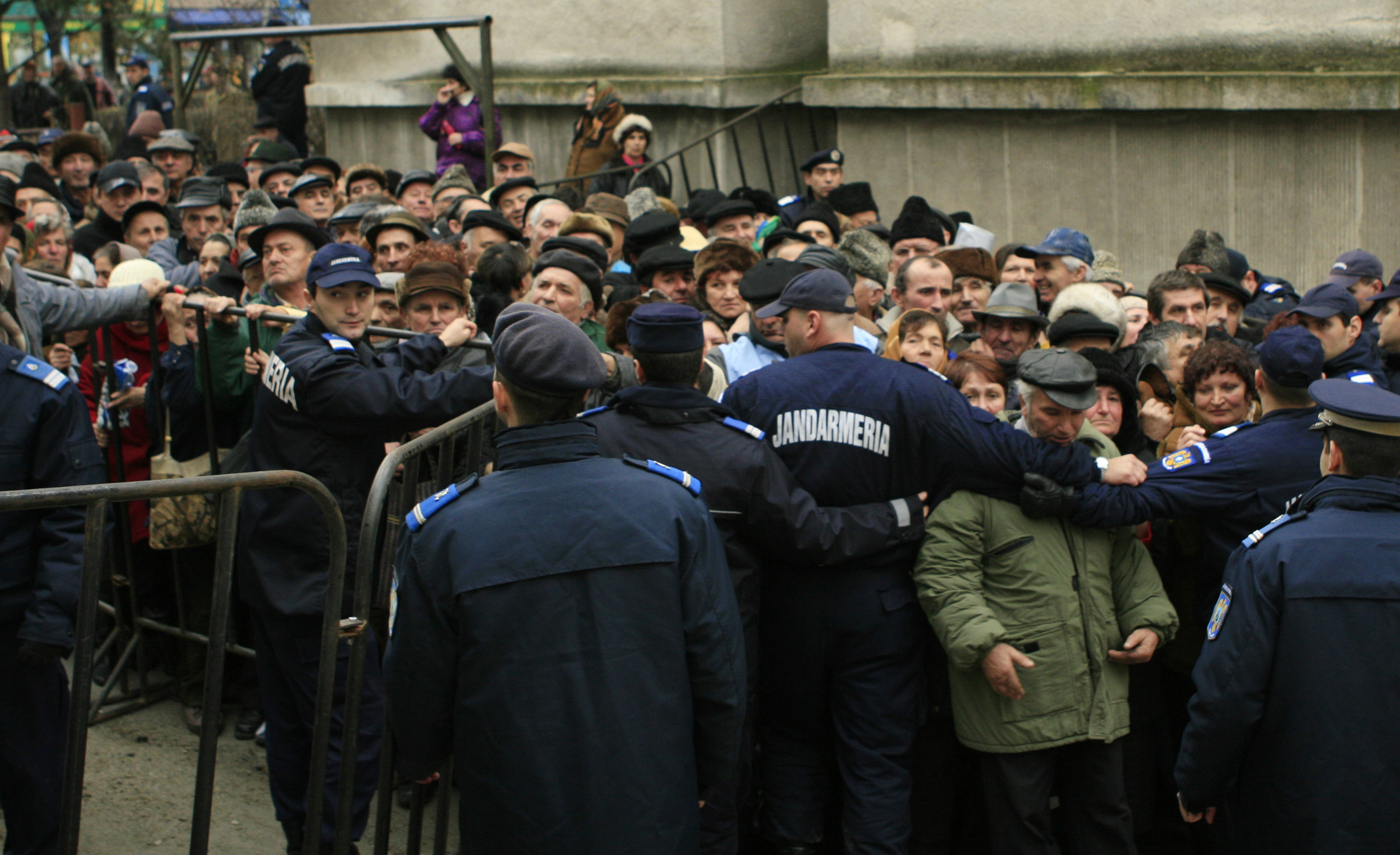Saracie extrema! Pensionarii stau cu mana intinsa pentru niste alimente