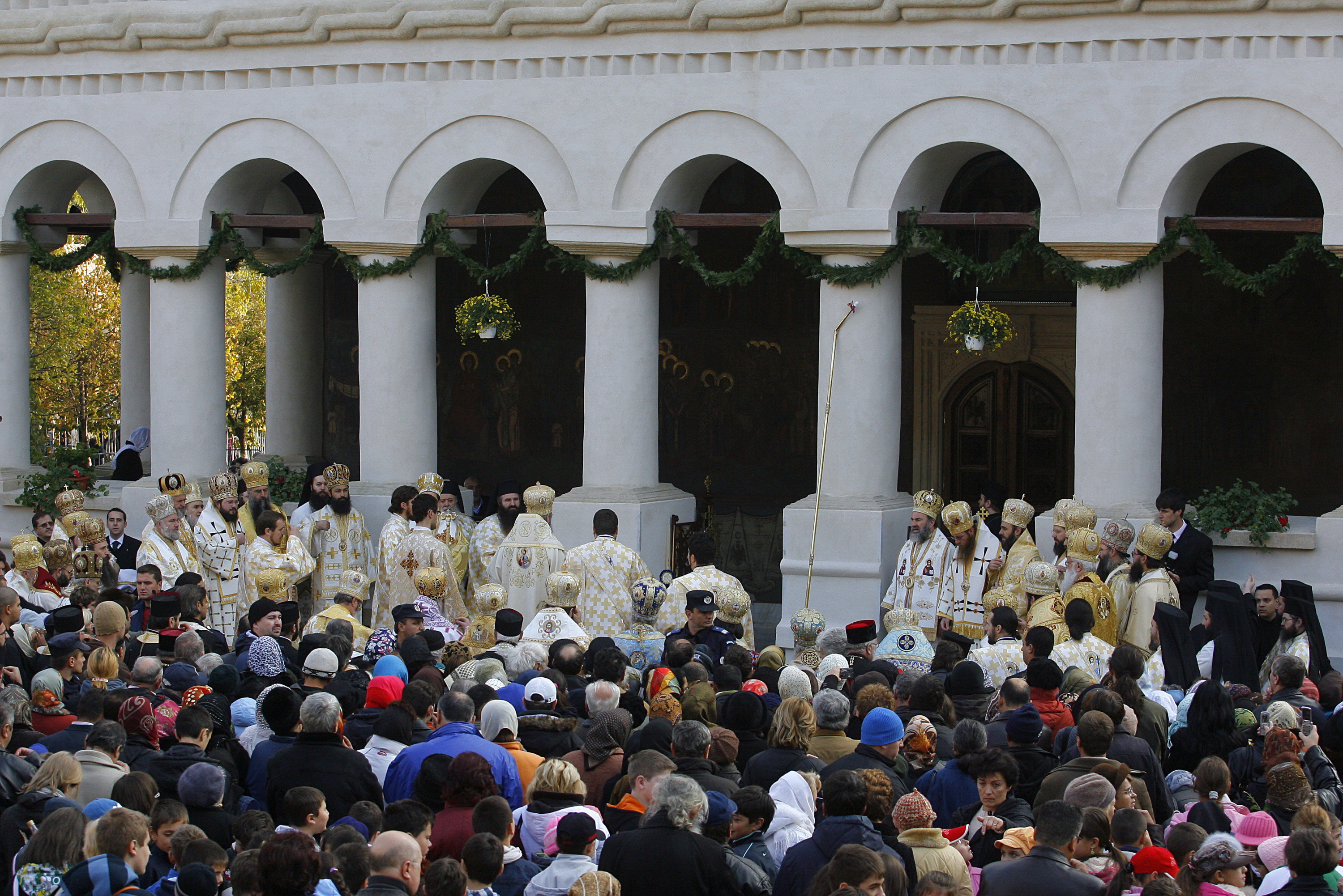 Romanii s-au asezat din nou la coada! De aceasta data pentru apa sfintita