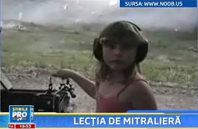 O fata de 8 ani, filmata in timp ce trage cu mitraliera!