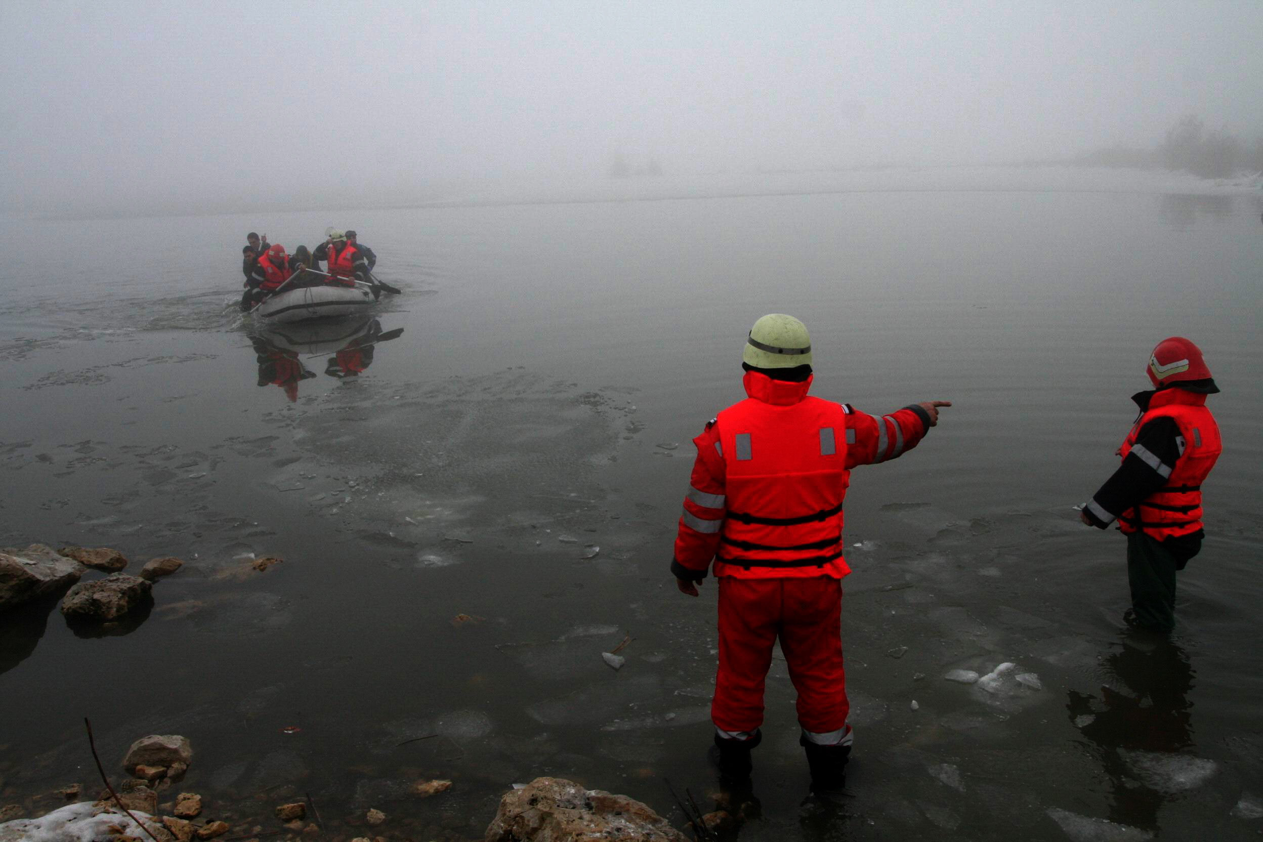 Gheata de pe raul Sadu, aruncata in aer de pirotehnisti