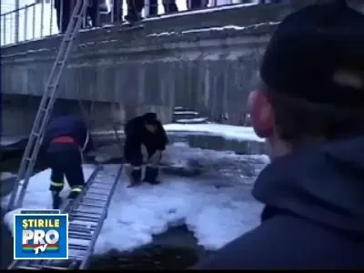 Gheata de pe raul Sadu, aruncata in aer de pirotehnisti