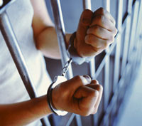 Doi tineri au batut un pensionar cu un ciocan, pentru 350 de lei