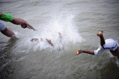 Gerul Bobotezei nu le-a inghetat curajul: au facut cea mai rece baie din an
