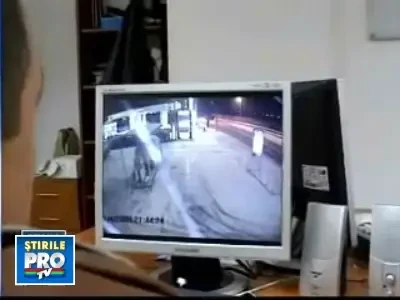 A lovit doua masini si a fugit ca un las! Toata scena a fost filmata