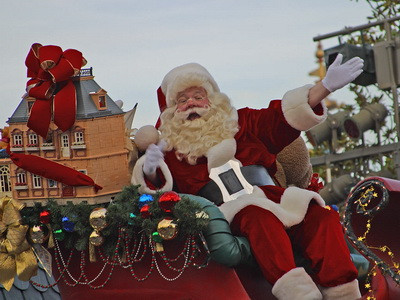 Zeci de copii vor avea un Craciun imbelsugat gratie unui maraton al Mosilor