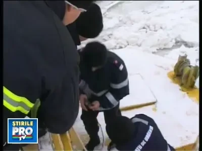 Pericol pe Mures, unde un pod format din pontoane sta sa cada!