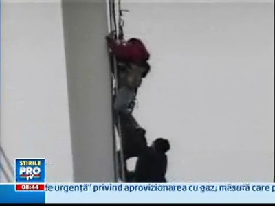 In plin ger, a ramas atarnat de pasarela unui rezervor de apa