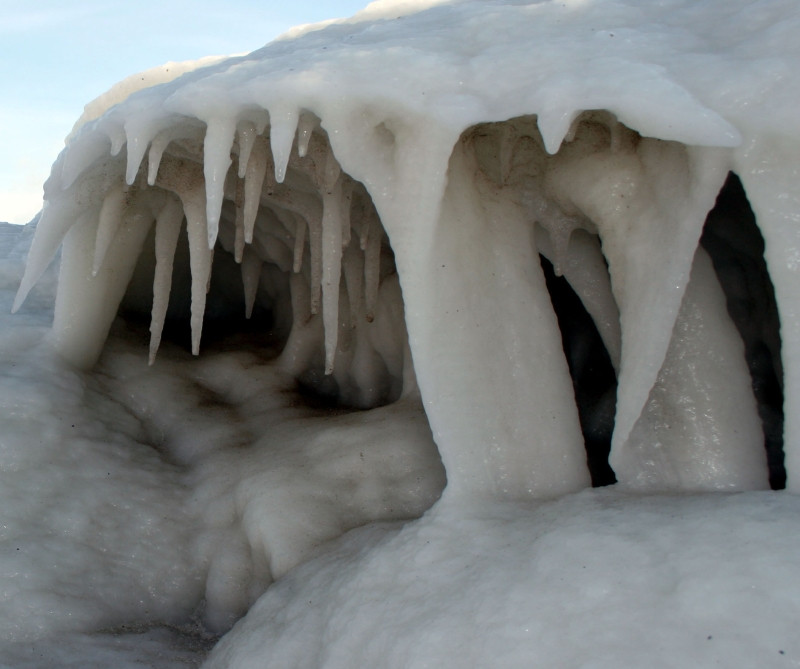 Sute de case in pericol, dupa ce raul Bistrita a inghetat