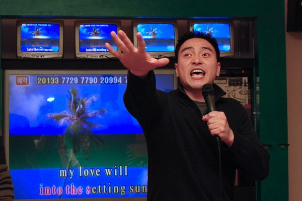 Petrecerile in stilul anilor '80 au revenit in forta in Capitala