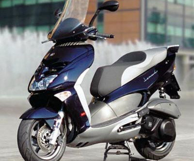 Vrei sa-ti iei scuter? Din 2011 vei avea nevoie de carnet ca sa-l conduci!