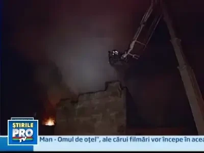 Doi pompieri raniti intr-un incendiu din Capitala