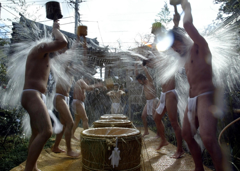 Japonezii se purifica spiritual, la -10 grade Celsius!