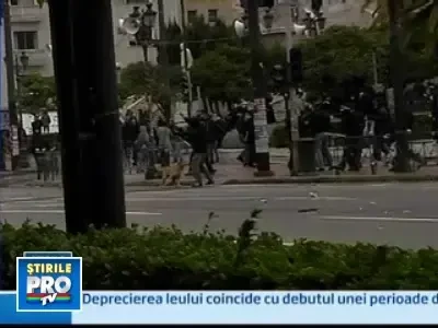 Proteste violente in Atena! Sute de tineri s-au incaierat cu politistii