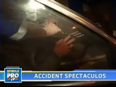 Au intrat cu masina intr-un stalp, apoi intr-un pom si in final intr-un zid