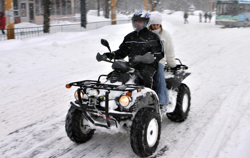 Cu ATV-ul printre saniutele cu care se dau copiii!