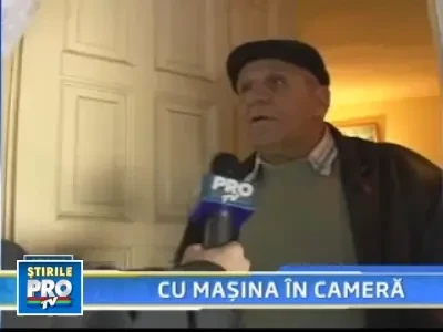 Dormea, cand s-a trezit cu o masina in sufragerie!