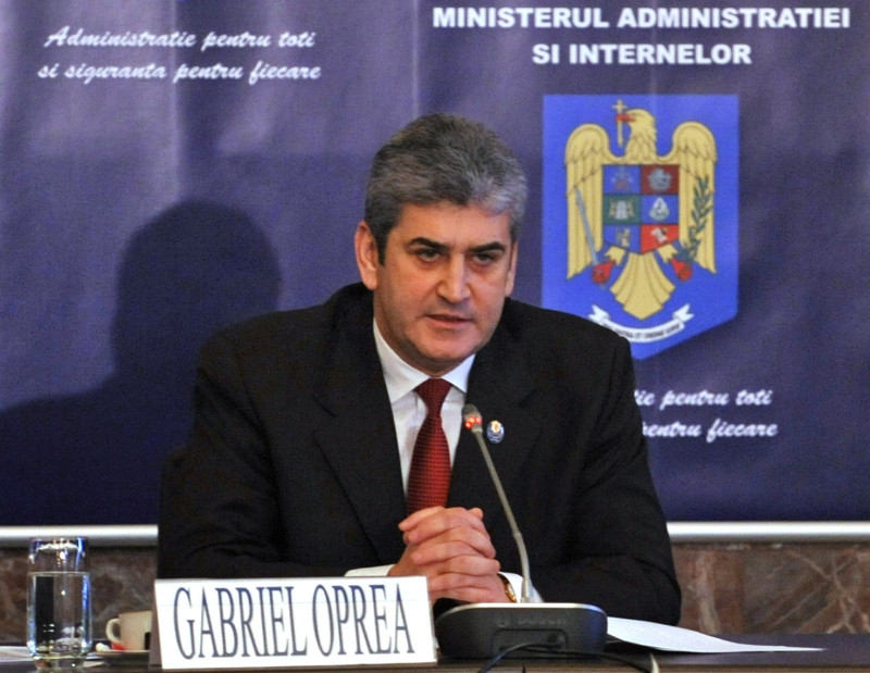 Miting neautorizat de sustinere a lui Oprea, in fata sediului central PSD