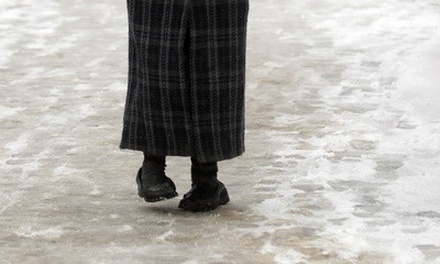 "Nu calcati, va rupeti gatul!" Solutia bucurestenilor ca sa nu curete gheata de pe trotuare