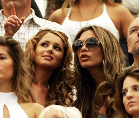 Cheryl Cole: "Rochiile Victoriei Beckham sunt pentru femei batrane"