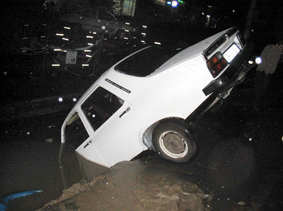 A cazut cu masina in groapa nesemnalizata