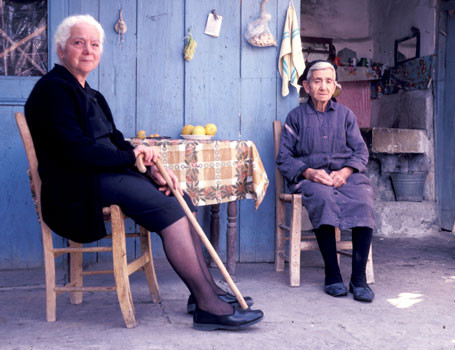 Pusi la pamant si arestati de doua "pensionare"!