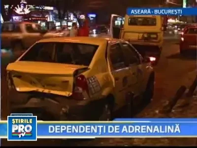 A plecat in tromba de la semafor si a lovit un taxi parcat!