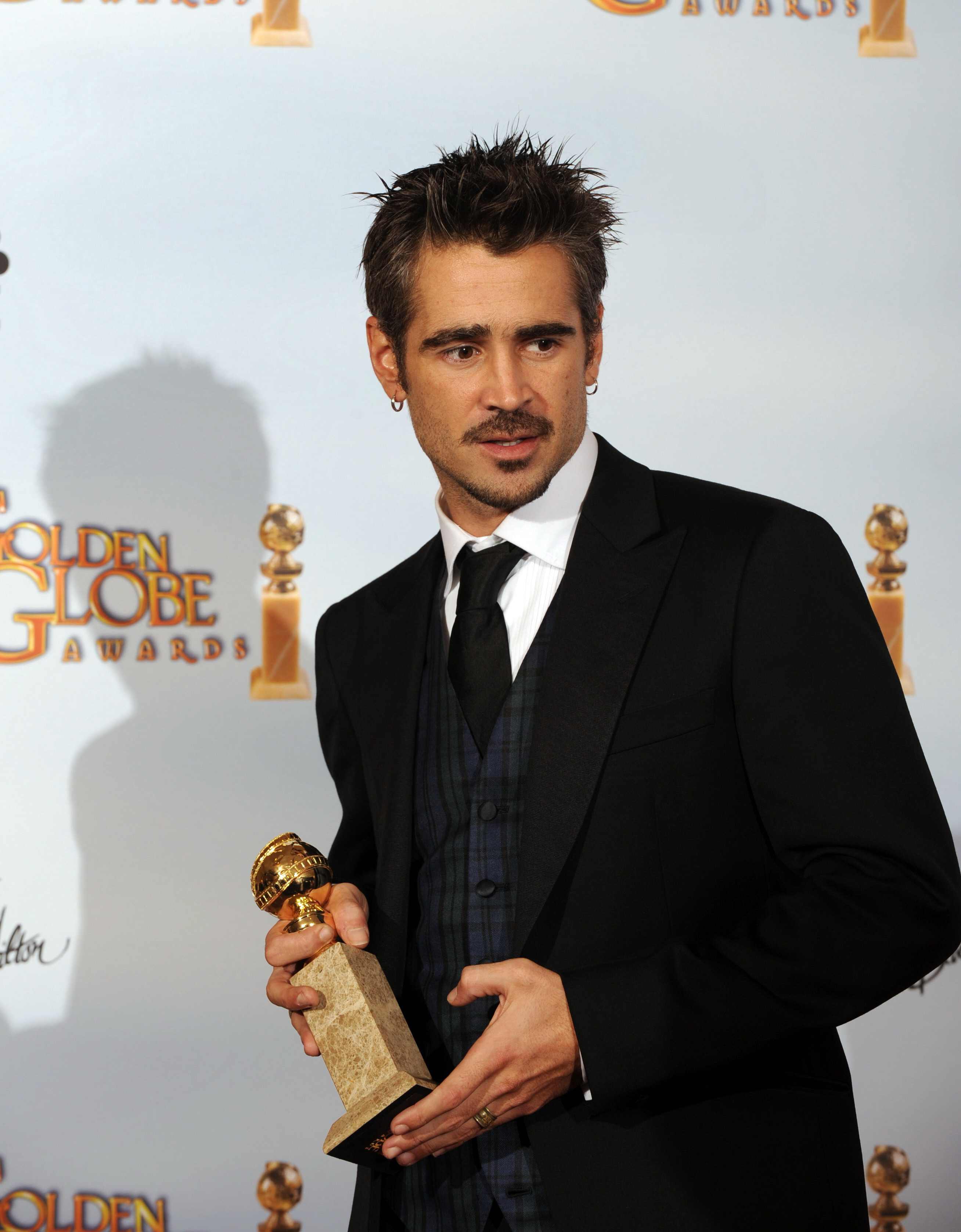 Colin Farrell vrea sa isi amaneteze Globul de Aur