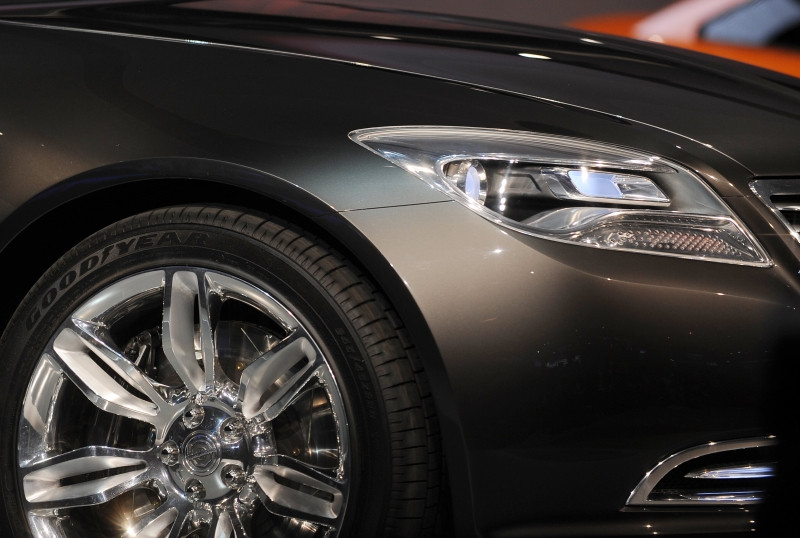 Si-a parcat masina pe linia de tramvai! Asa, de smecher